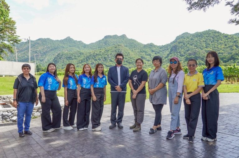 คณาจารย์และนักศึกษา เข้าศึกษาดูงาน ณ ไร่องุ่นกรานมอนเต้ จ.นครราชสีมา