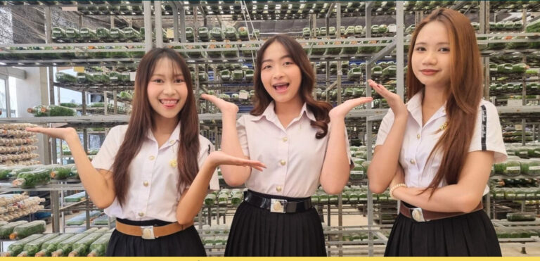 อาจารย์พานักศึกษาชั้นปีที่ 1 ดูงานที่  บริษัท ออร์คิเทค แลบ จำกัด จังหวัดนครปฐม