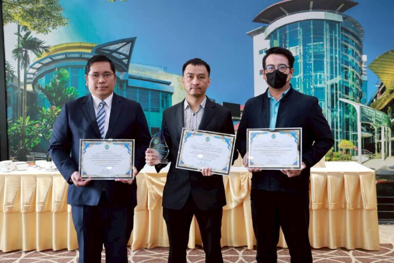 การรับรางวัลผลงานวิจัยดีเด่น และรางวัลผู้สร้างชื่อเสียง